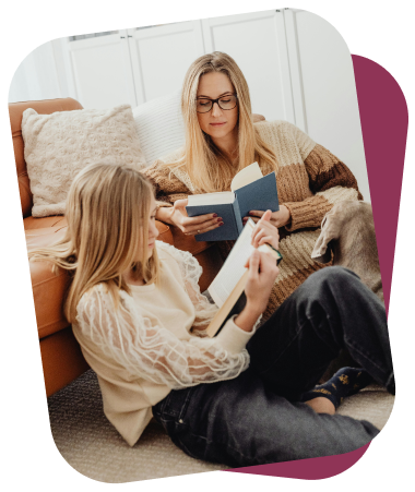 Дівчина та її мама читають