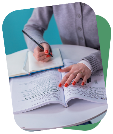 Дівчина пише в блокноті