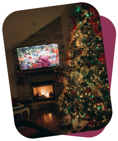 Дівчинка дивитися кіно у святковій атмосфері