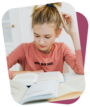 Дівчинка з книжками