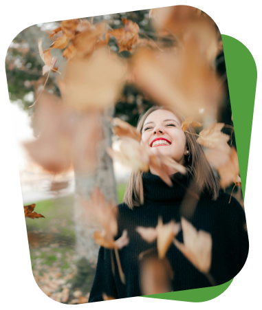 Дівчина радіє осінньому листю