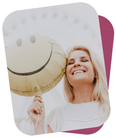 Дівчинка сміється