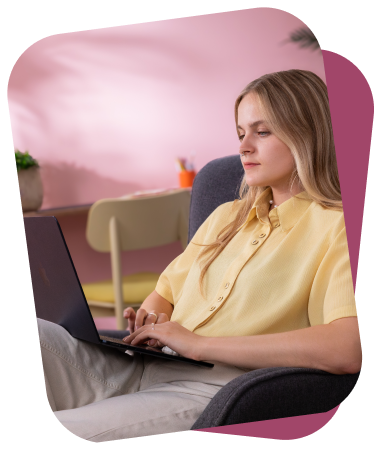 Дівчинка з ноутбуком