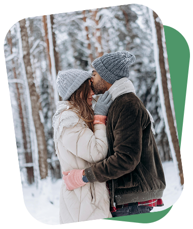 Закохана пара у лісі