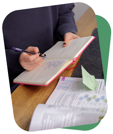 Дівчина пише в блокноті