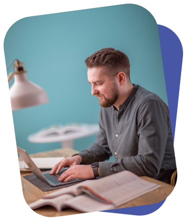 Хлопець за ноутбуком